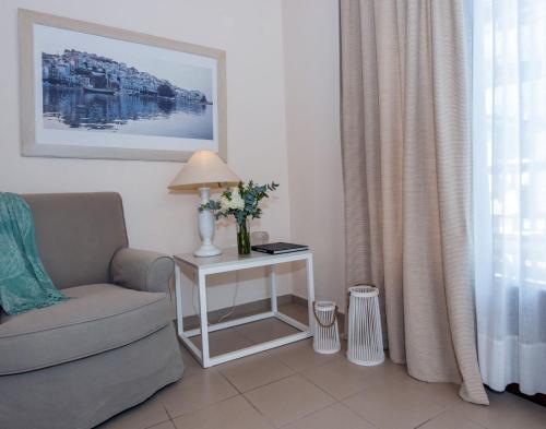 Double Room with Pool View image 3