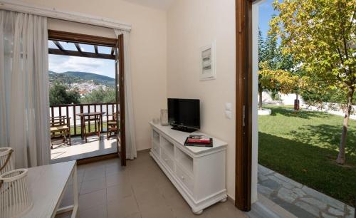 One-Bedroom Apartment image 4