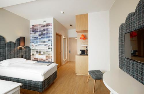 329050805 Reykjavik Marina - Berjaya Iceland Hotels