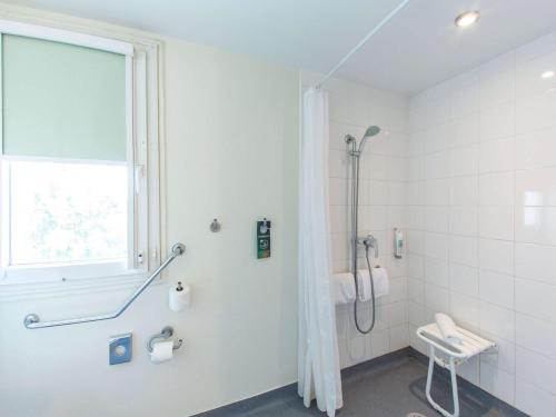 Bathroom, ibis budget Montpellier Sud Près d'Arènes in Saint Martin