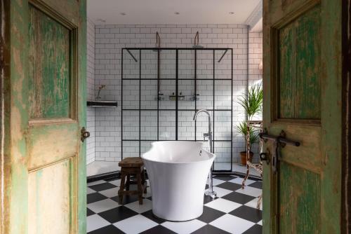 Fürdőszoba, The Crooked Swan in Crewkerne