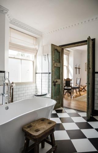 Fürdőszoba, The Crooked Swan in Crewkerne