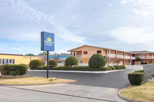 Days Inn & Suites by Wyndham Arlington Near Six Flags, Arlington