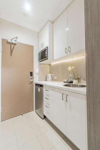 Kitchen, Best Western Plus Camperdown Suites in Camperdown