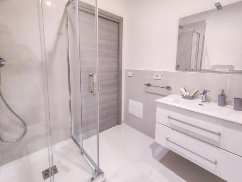 Cubacalatafimi Rooms Room Type - Deluxe Double Room with Extra Bed Cubacalatafimi Rooms Room Type - Deluxe Double Room with Extra Bed
