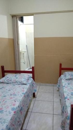 2 twin beds