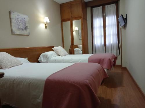 2 twin beds