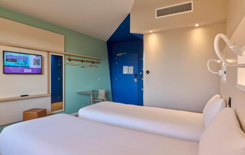 3 twin beds