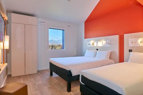 1 double bed, 2 twin beds