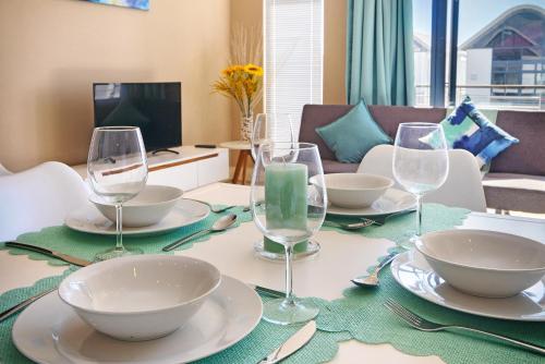 A Modern unit, self checkin, restaurants and shops below, Cape Town