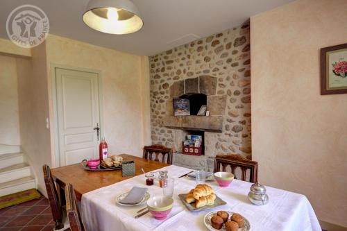 Koplietošanas atpūtas telpa ar TV, Chambres d'Hôtes Ondine et Igor (Chambres d'Hotes Ondine et Igor) in Sury-le-Comtal