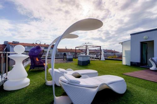 ЛУКСОЗНА ТРИЕТАЖНА КЪЩА в центъра на Приморско in Пріморско