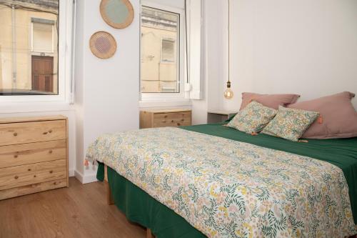 Charming 1 Bedroom Apartment w/ Terrace Near Belém, Lisabon