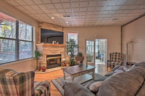 Charming Bent Tree Home with Wraparound Deck! in Jasper, USA