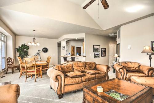 Home with Deck Near Lake Avalon, Boat Ramp and Golf! in Bella Vista, USA