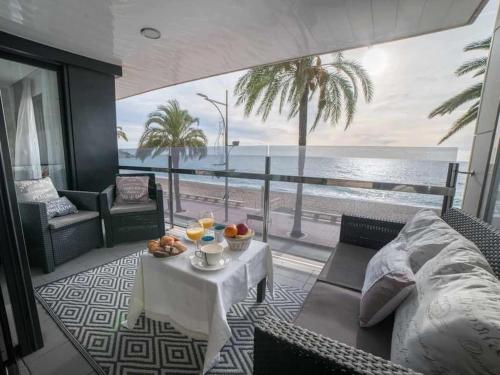  Lujoso apartamento a 1a línea del mar, Unterkunft in Lloret de Mar