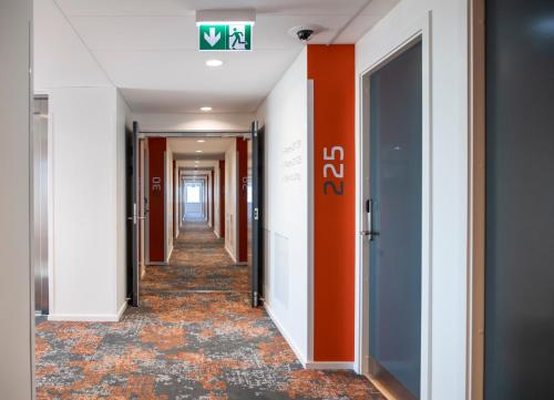 נוף חוץ, HHE Express in Nuuk