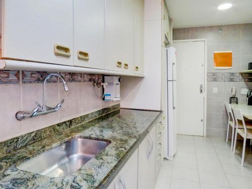 LinkHouse - INCRIVEL APARTAMENTO COM VARANDA NA QUADRA DA PRAIA #A1-0026