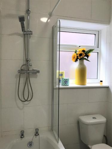 Koupelna, Restful 1-Bedroom flat in St Helens in St Helens