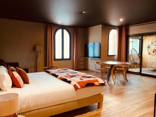 1 king bed, 1 sofa bed