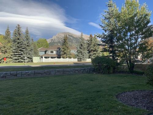 NEW! Cozy Rocky Mountain Chalet managed by Little Sister Getaways, Canmore, Alberta