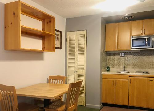 廚房, 提洛爾旅館 (Tyrolean Lodge) in 亞斯本