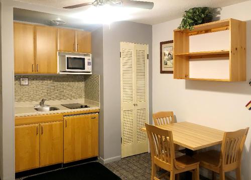 廚房, 提洛爾旅館 (Tyrolean Lodge) in 亞斯本