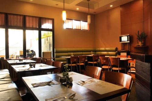 Restaurant, Daily Home Apartment in Cimenyan