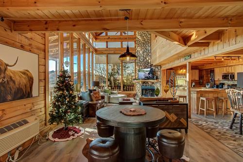 Majestic Luxury 3bed/3.5 Bath with Spectacular Views in Wears Valley! image