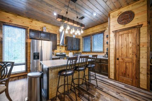The Adirondack Honeymoon Hot Tub Soaking Tub Wood Burning Fireplace in Stephens Gap, USA