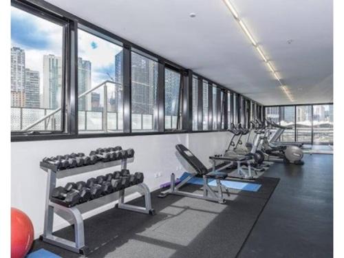 Family friendly modern APT, 2BR, harbour view, free parking, WIFI, Netflix, pool & gym