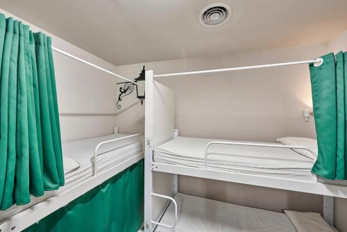 Hola Hostal Eixample - Hostel Room Type - Bed in 8-Bed Mixed Dormitory Room