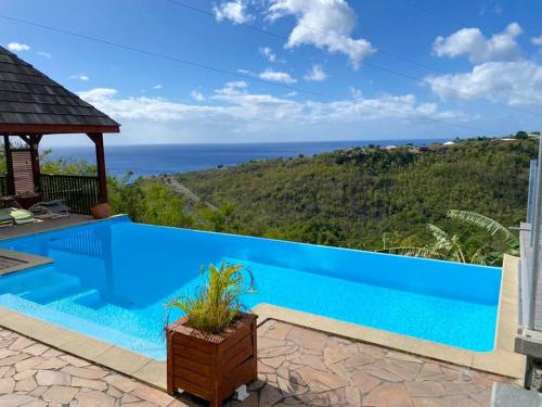 Bungalow de 2 chambres avec vue sur la mer piscine partagee et jardin clos a Vieux Habitants a 6 km de la plage - Location saisonnière - Vieux-Habitants