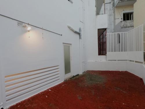 Triple Room with Balcony image 9