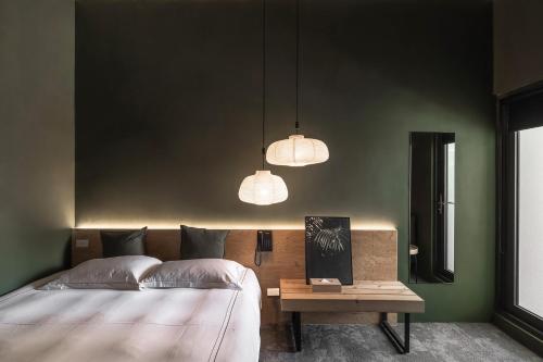 Deluxe Double Room with Balcony image 2