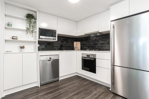 Surry Hills Modern One Bedroom Apartment (310GOUL) - main image