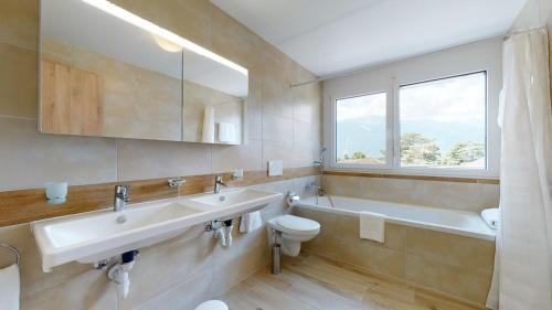 ห้องน้ำ, Furnished Apartments and Studios - Swiss Resort Aigle in เอเกลอ