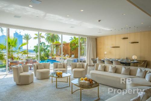 FIVE Palm Beach Villa with Three Floors, Private Pool and Jacuzzi by Exclusive Holiday Homes, Dubái (foto 2)