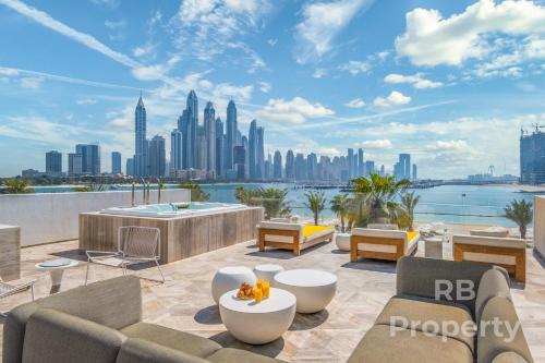 FIVE Palm Beach Villa with Three Floors, Private Pool and Jacuzzi by Exclusive Holiday Homes, Dubái (foto 5)