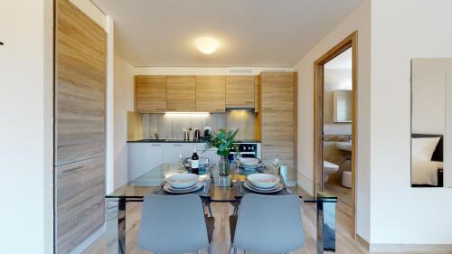 keuken, Nonanteneuf appart hōtel Aigle - contactless check-in (Nonanteneuf appart hotel Aigle - contactless check-in) in Aigle