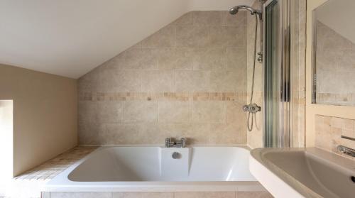 Zuhanyzó, 700 négyzetméteres, 3 hálószobás, 2 saját fürdőszobával rendelkező Ház Chipping Campden Városközpon (Camside, Chipping Campden - Taswell Retreats) in Chipping Campden