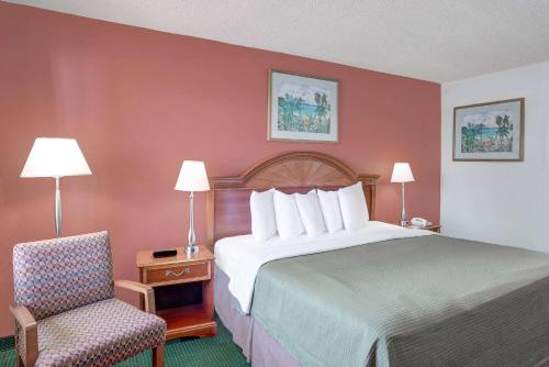 Howard Johnson by Wyndham Ft. Myers FL - image 6
