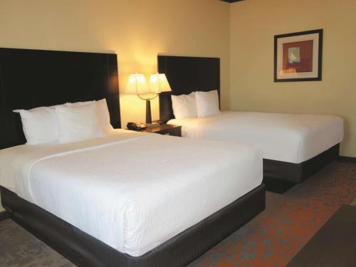 2 queen beds