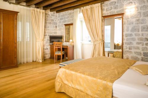 Superior Double Room with Old Town View image 6