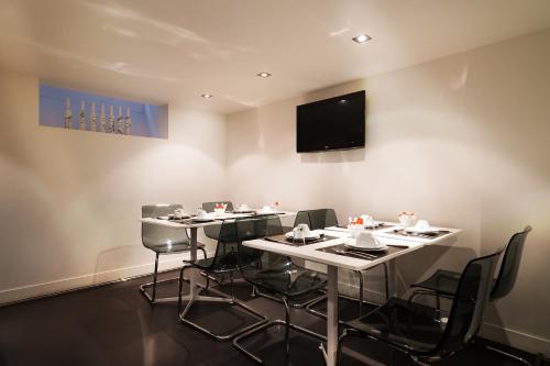 Arc de Triomphe Etoile - image 14