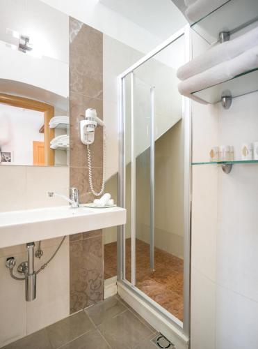 Deluxe Double Room with Balcony image 9