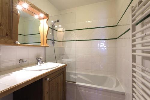 Bathroom, Belambra Clubs Residence Les Menuires - Le Hameau Des Airelles near la Fromagerie des Belleville