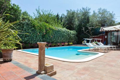 2 bedrooms apartement with private pool enclosed garden and wifi at Ragalna