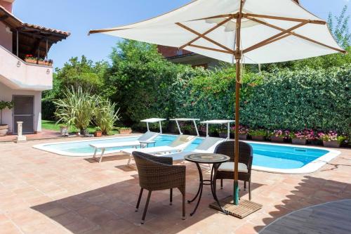 2 bedrooms apartement with private pool enclosed garden and wifi at Ragalna