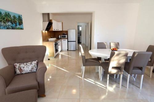 Apartment in Okrug Gornji with sea view, terrace, air conditioning, WiFi 5059-2, Trogir (foto 6)